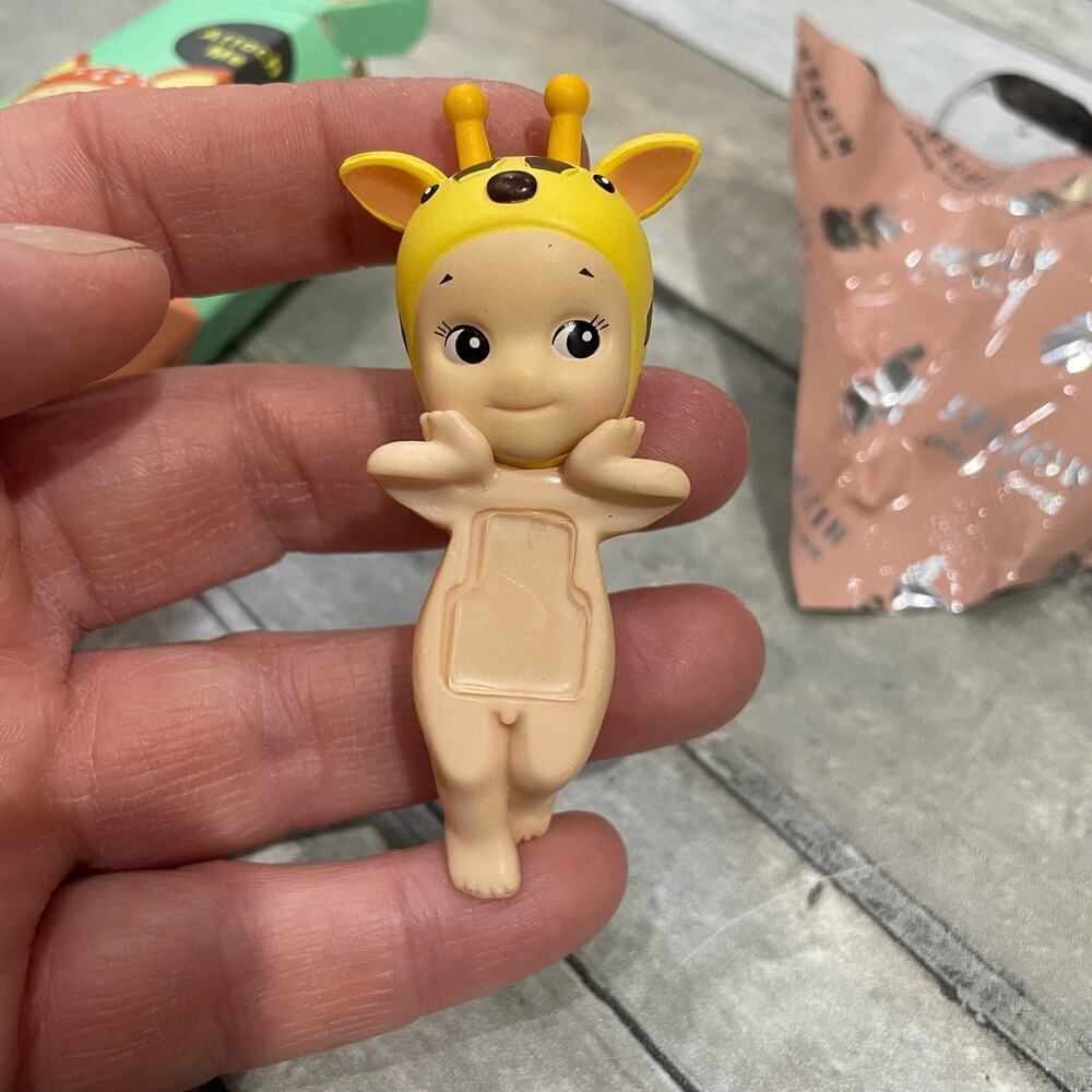 - Sonny Angel Hipper giraffe mini figure collectible